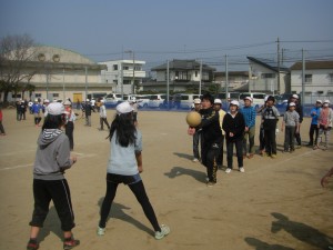 子どもたちといっしょに！ソフトバレーボールを楽しむ本校職員(13:25)