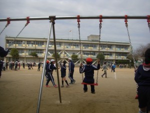 今日修理が完了したブランコで遊ぶ子どもたち(13:25)