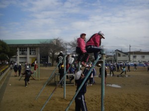 友だちと協力し合いながら，高鉄棒で遊ぶ３年生(13:20)