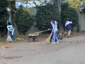 5年生の落ち葉清掃