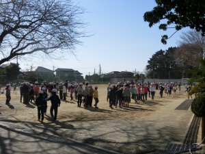 校庭では学級ごとに様々な遊びが・・・