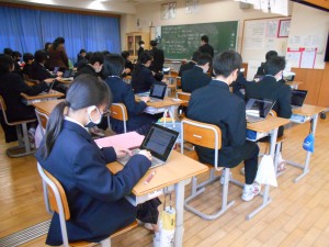 １学年　タブレットPCに英文を打ち込んで提出しています\